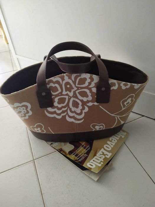 Revisteiro em tecido e pele