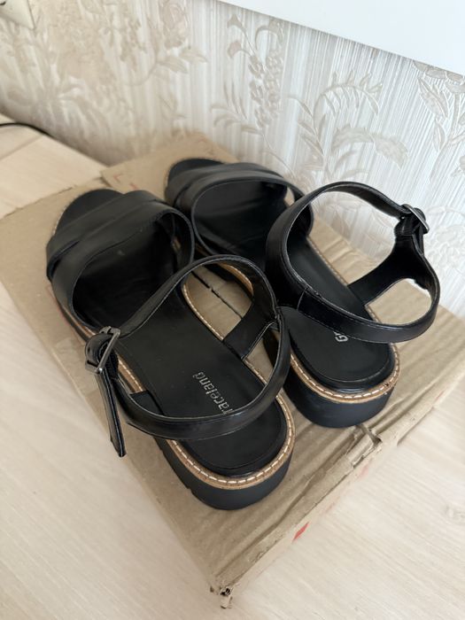 Чорні босоніжки 40 розмір