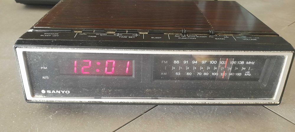 Rádio Despertador Sanyo (vintage)