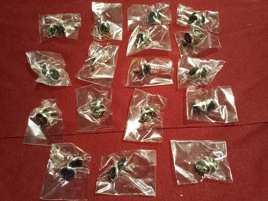 Colares, porta-chaves, brincos, pulseiras, anéis, pins, etc