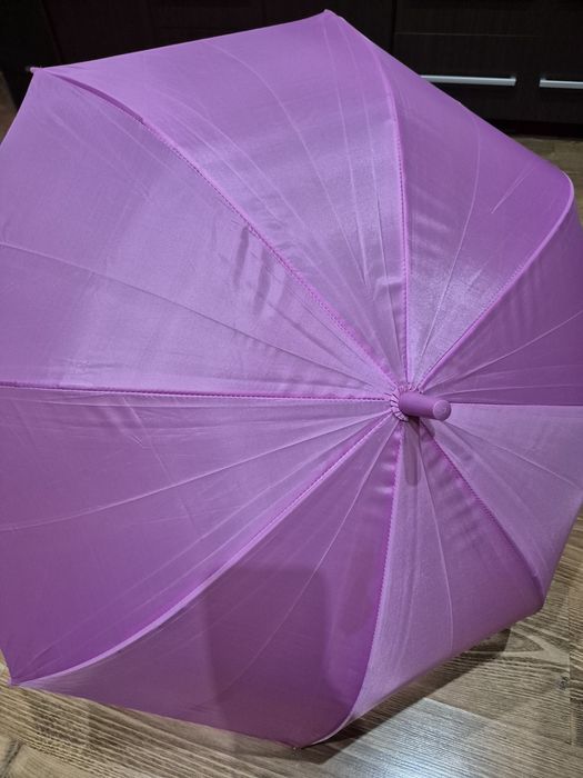 Parasolka damska bądź młodzieżowa.