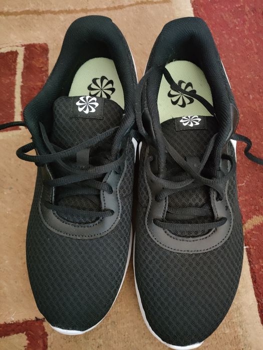 Nike.                  .