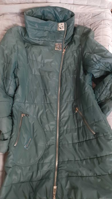 Куртка подовженна на осінь не промокає.