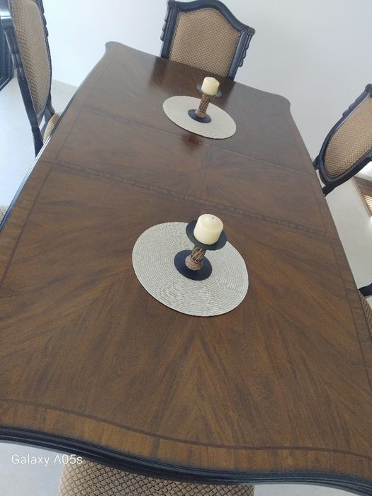 Conjunto de Mesa de Jantar Clássica em Madeira Maciça + 6 Cadeiras (Excelente Estado)