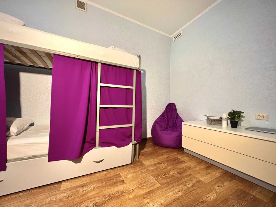 Место в комнате , с отличными условиями,Первый этаж-безопасность.