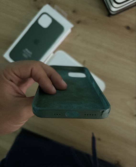 Iphone 13 com duas capas e cabos