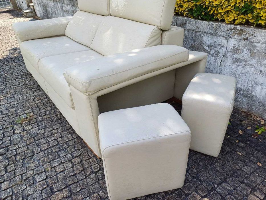 Sofá de 2 lugares com encosto reclinável e 2 pufes incluídos