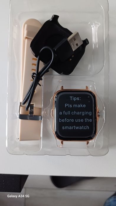 Smartwatch beż czarny albo szary.