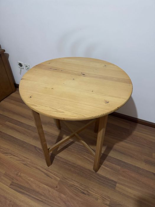 Mesa redonda de madeira