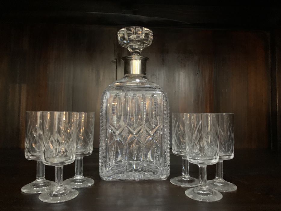 Garrafa de cristal com gargalo em prata e seis copos. Sem falhas nem d