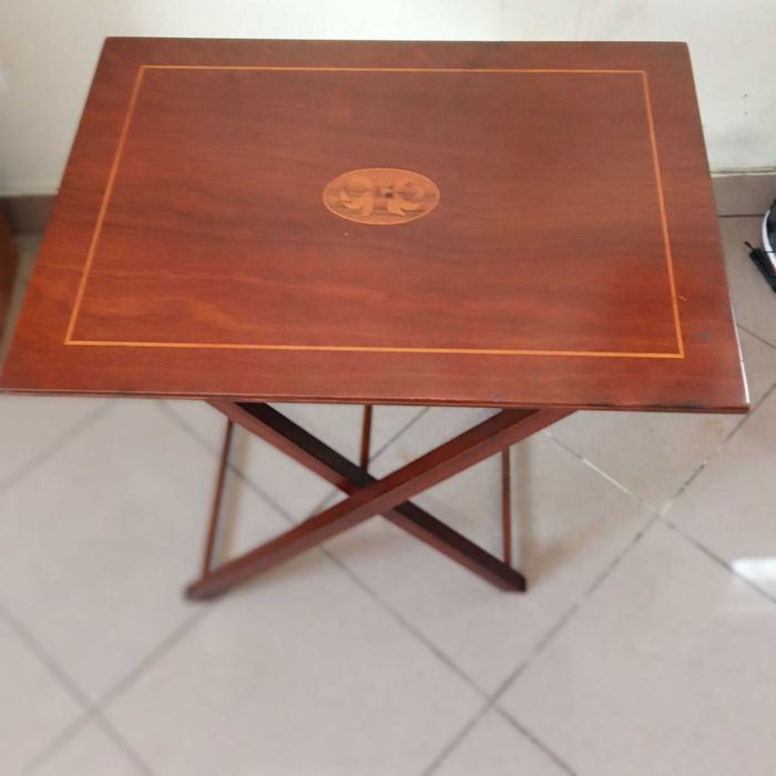 Mesa de apoio tipo tabuleiro com pés