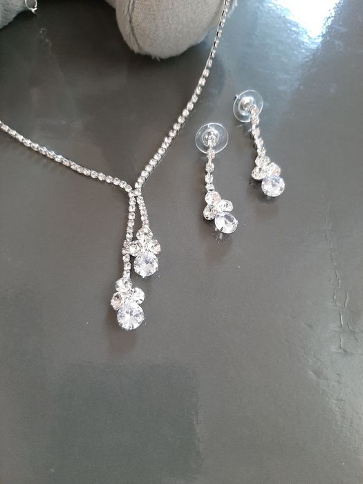 Conjunto colar / fio  e brincos em brilhantes
