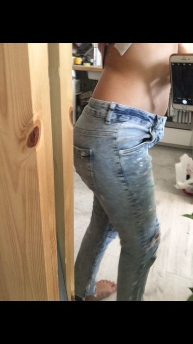 Spodnie z dziurami i farbą superdry S