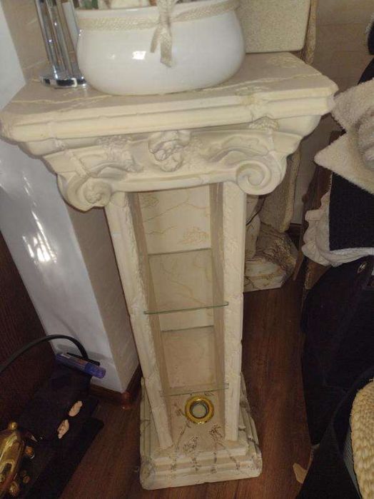 Kolumna grecka z oswietleniem