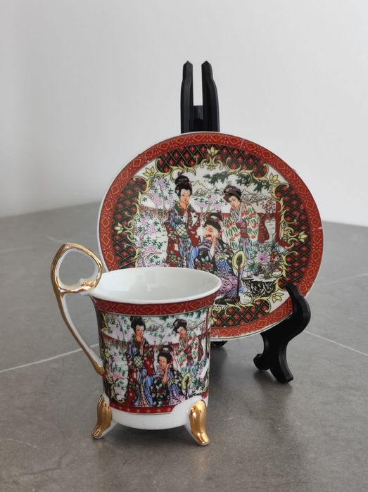 Orientalna Filiżanka z Podstawką - Bogato Zdobiona Porcelana