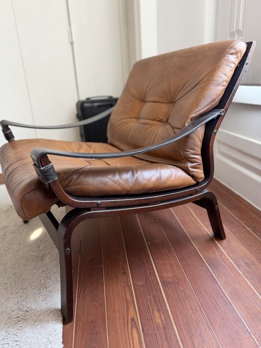 Cadeirão em pele design escandinavo