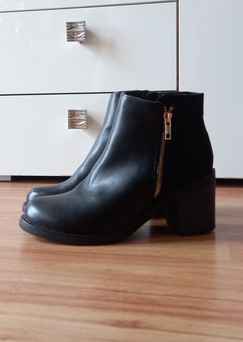 Botki czarne na 7cm słupku rozm 36 firmy Clara Barson