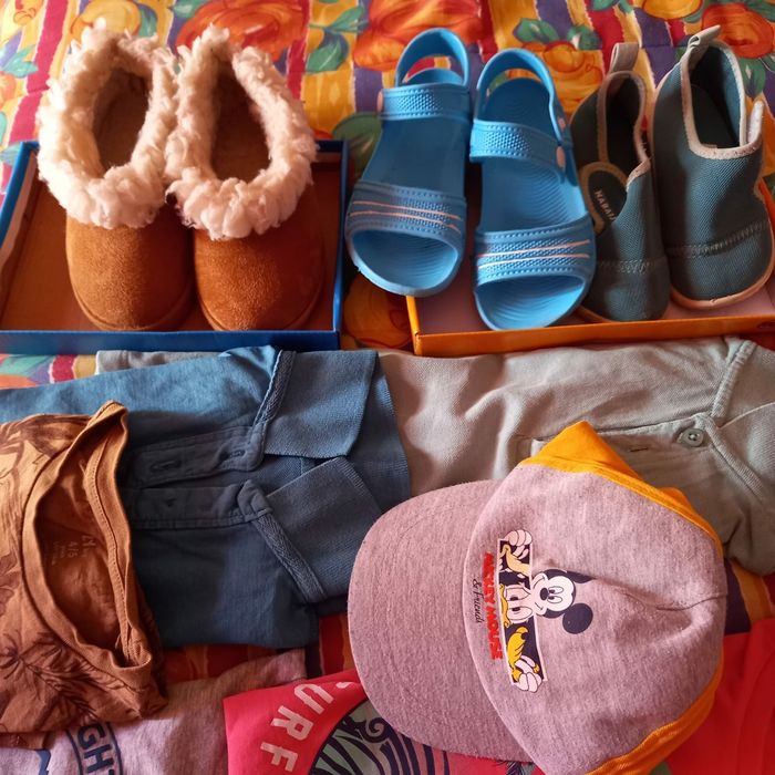 Roupa e sapatos criança entre os 3 e cinco anos