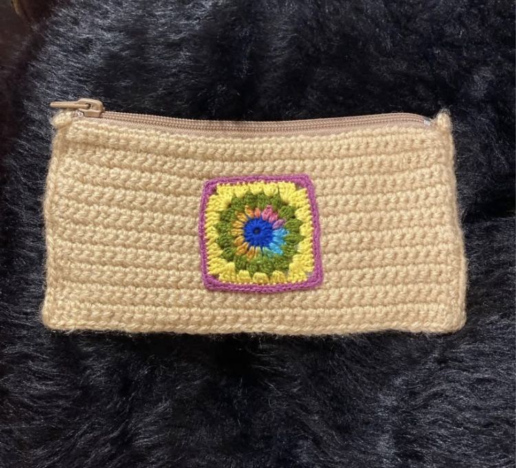 Bolsas médias feitas à mão em croché