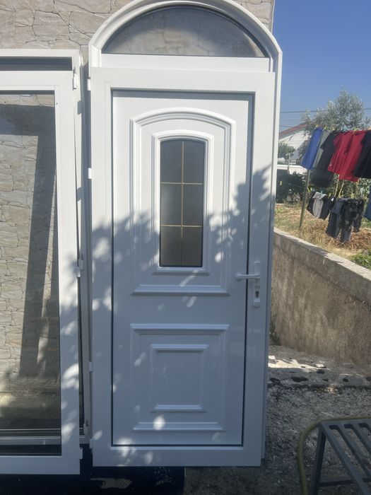 Janelas em alumínio com vidro duplo, isolamento térmico e oscilobatente