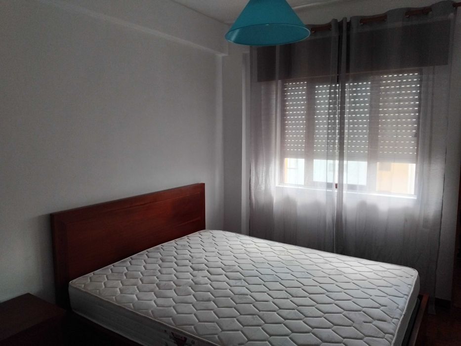 Arrenda-se quarto para solteiro/a