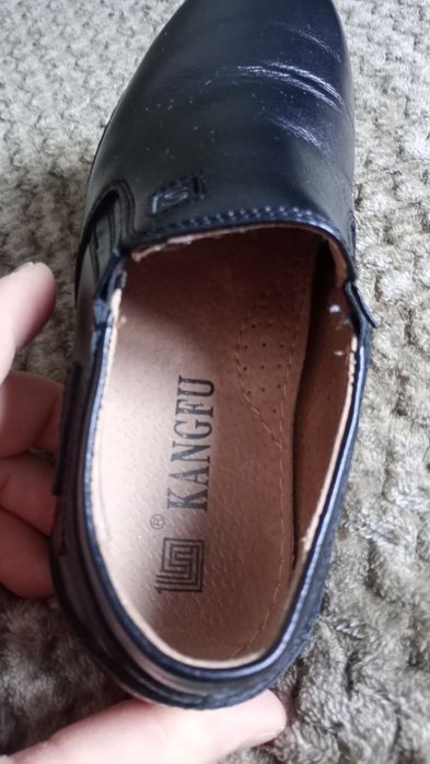Sprzedaję skórzane buty dziecięce.