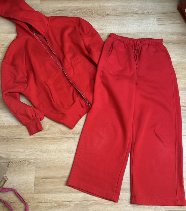 Dres czerwony ZARA spodnie romz S Bluza zapinana na zamek z kapturem rozm M piekny