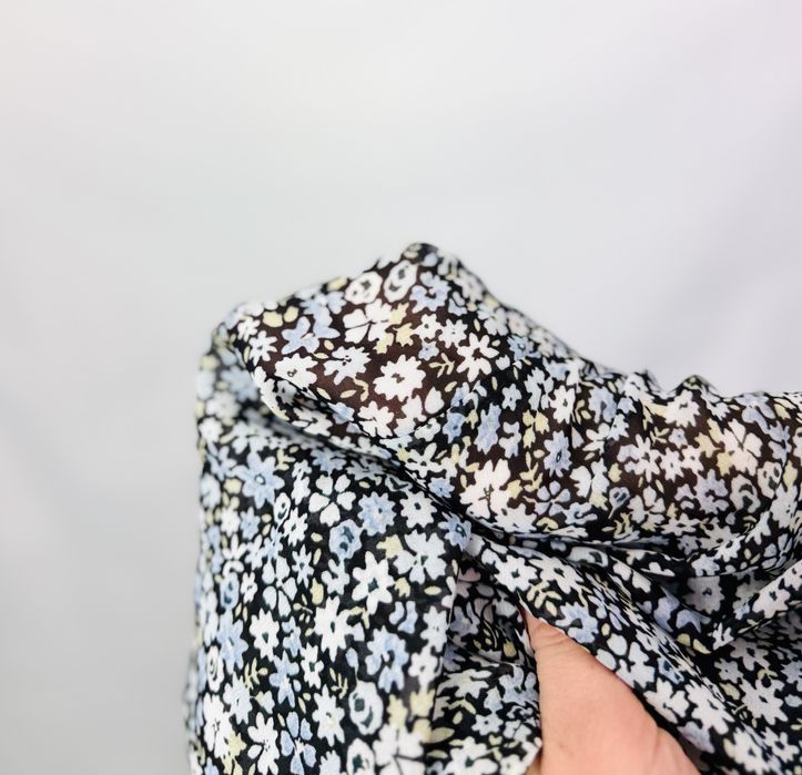 Czarna szyfonowa bluzka w drobne kwiaty L 40