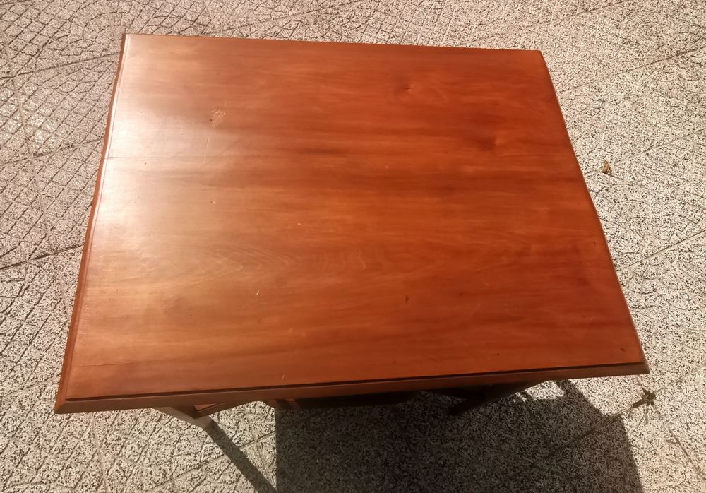 Mesa elegante estilo colonial