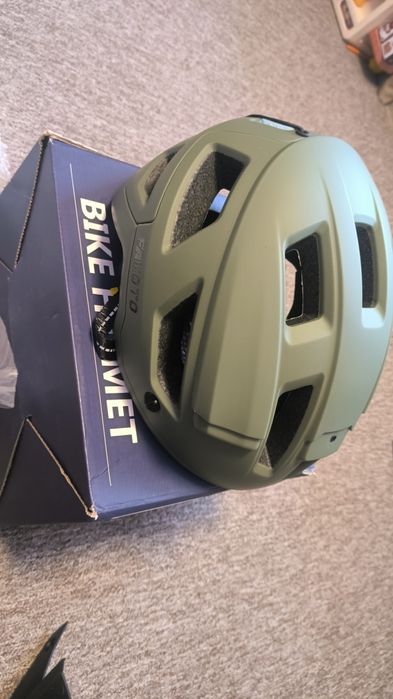 Велошолом розмір L новий ні разу не використовувався.