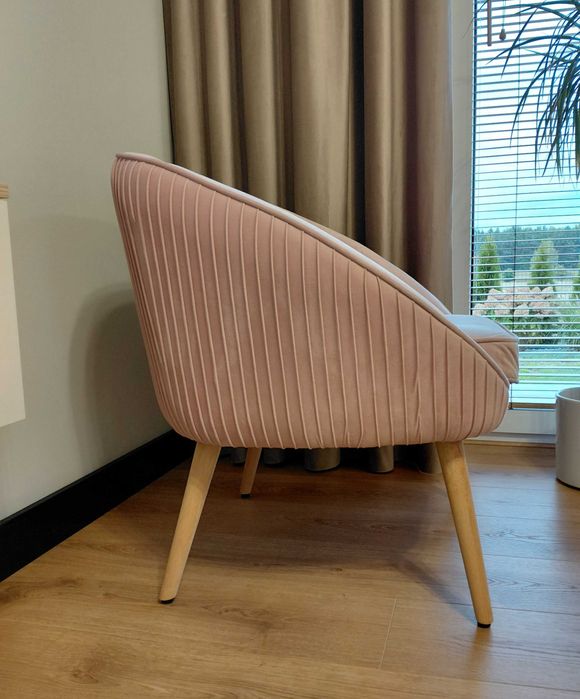 Fotel w kolorze pudrowego różu