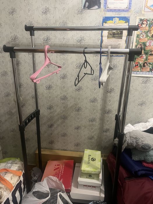 Вішалка для одягу на колесах