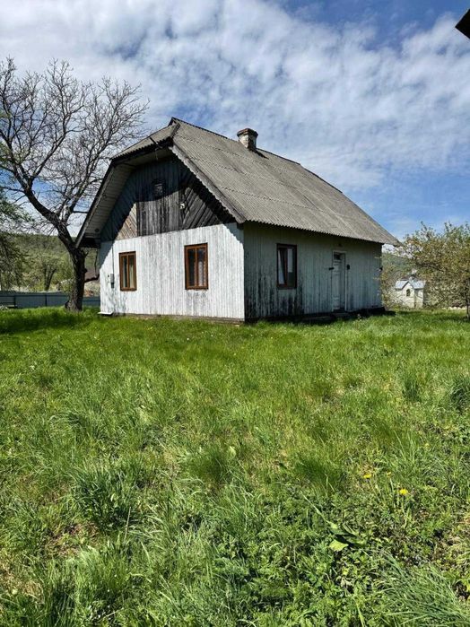 Продаж земельної ділянки з будинком в туристичній лок.