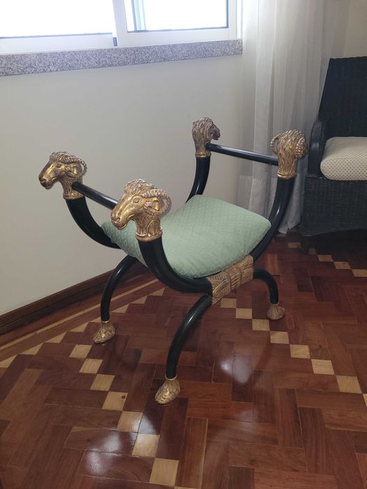 Cadeirão molduras douradas