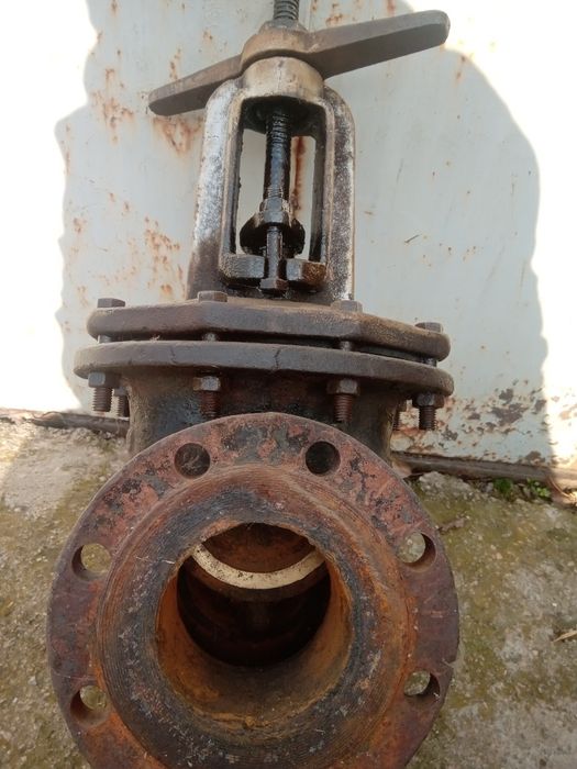 Продам задвижки чугунные