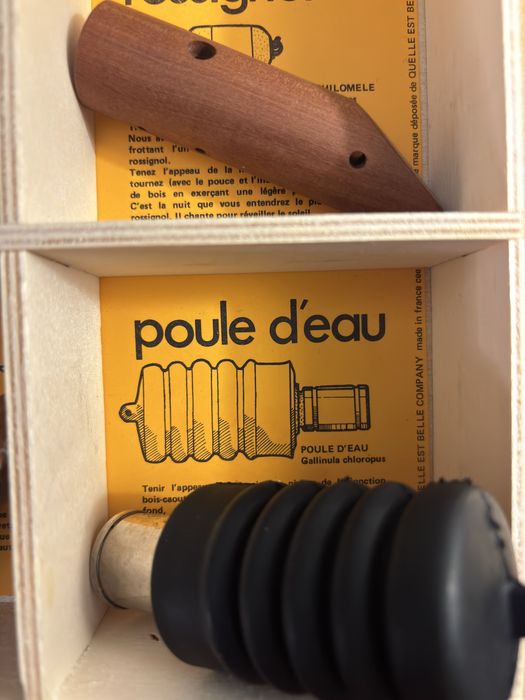 Instrumentos de imitação do som de pássaros.