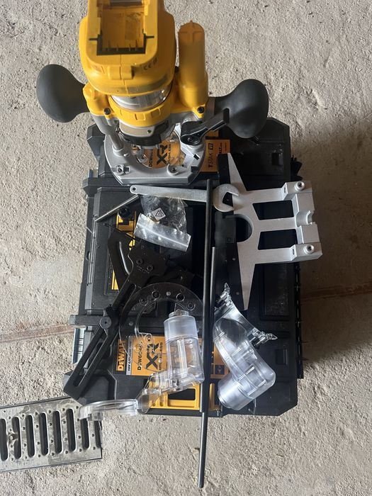 Frezarka górnowrzecionowa Dewalt