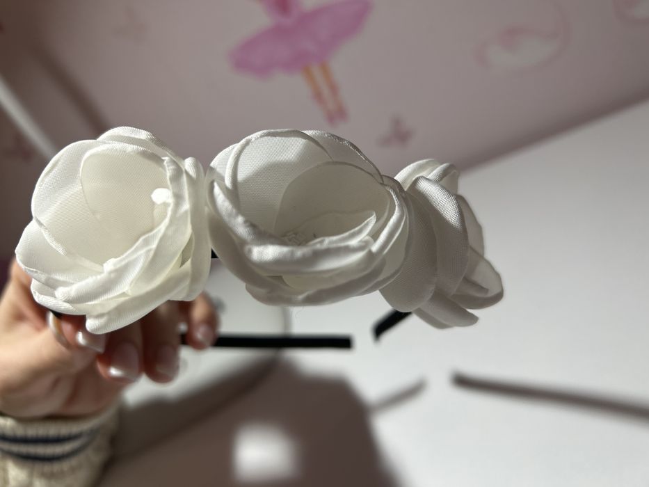 Чорний обруч з білими квіточками,вдягнений 1 раз, дуже модний!