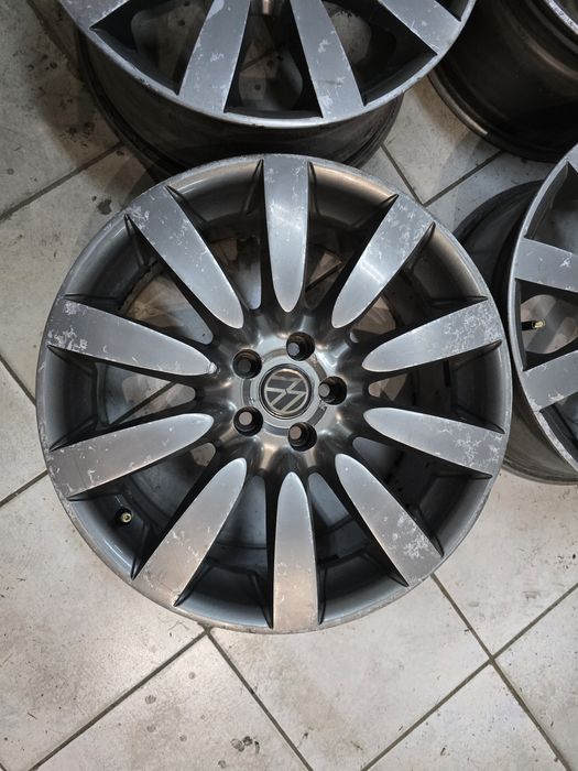 Alufelgi 5x100 8jx 17" vw subaru et 35 felgi alumniowe audi seat skoda