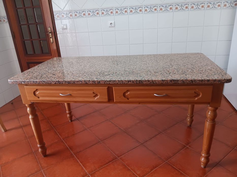 Mesa de carvalho e granito