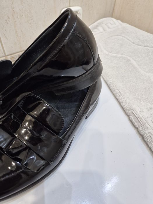 Damskie mokasyny czarne lakierowane z czarną falbanką  Gino Rossi