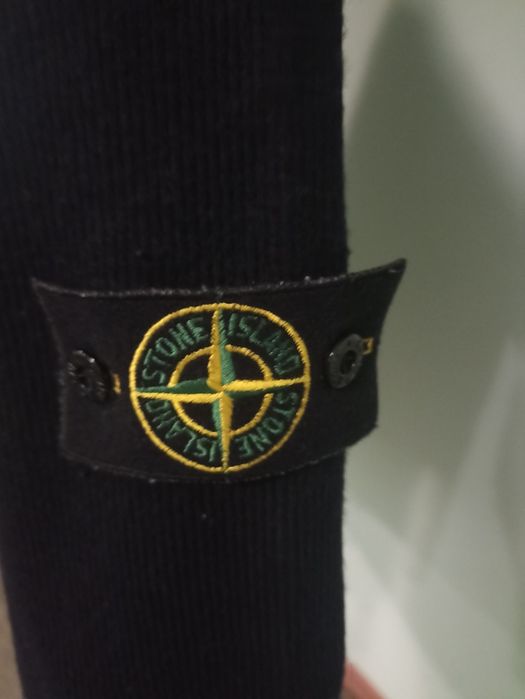 Светр Stone Island.