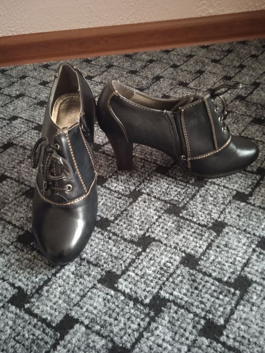 Віддам взуття 36 р.