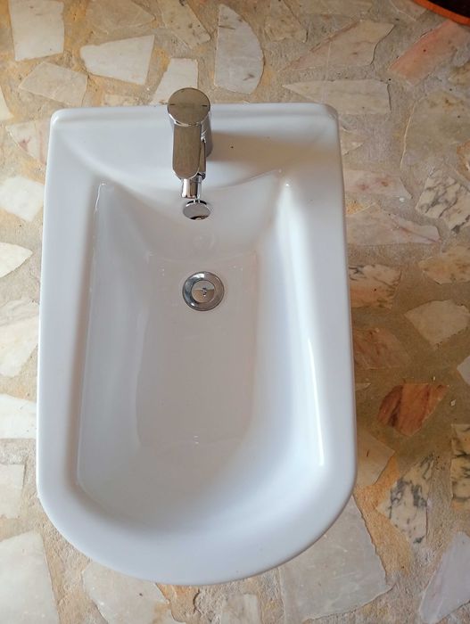 Bidé com torneira incluída