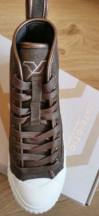 Sapatilhas subidas em couro, da PATRIOTIC.