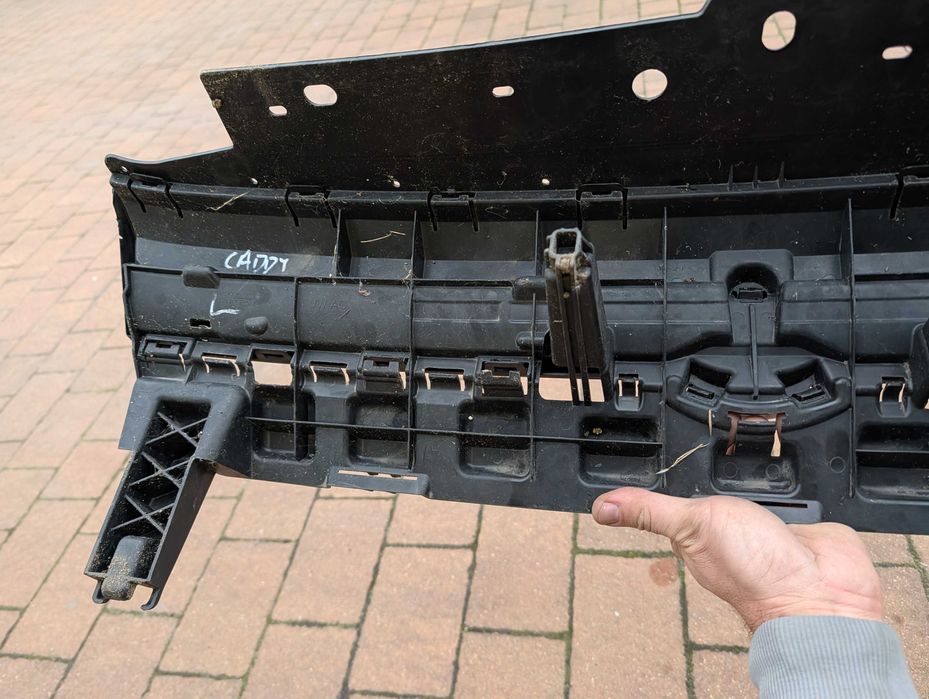 vw caddy 2k7 lift 21- osobowy grill oryginał Ładny Stan