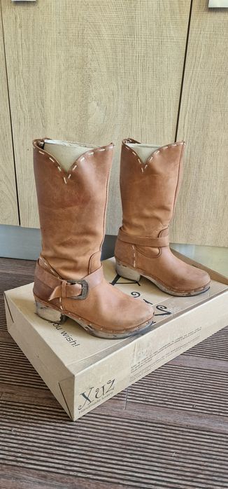 Botas xuz tamanho 38 em pele