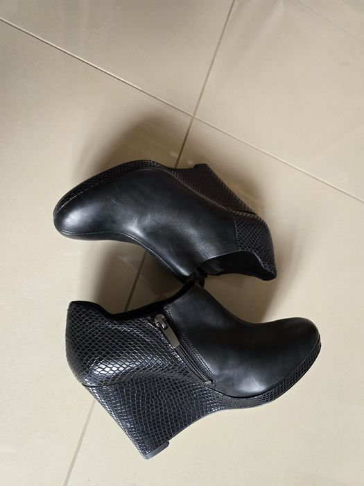 Czółenka . botki Clarks 37,5 na koturnie, skóra NOWE
