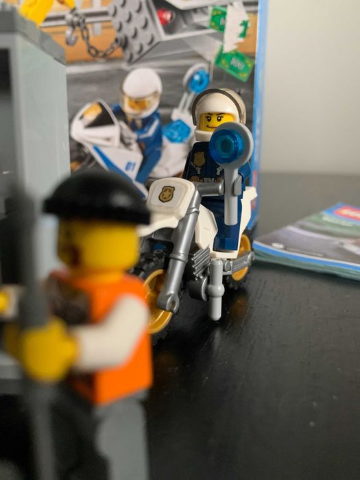 LEGO City Police : 60137 : Camião Reboque em Dificuldades
