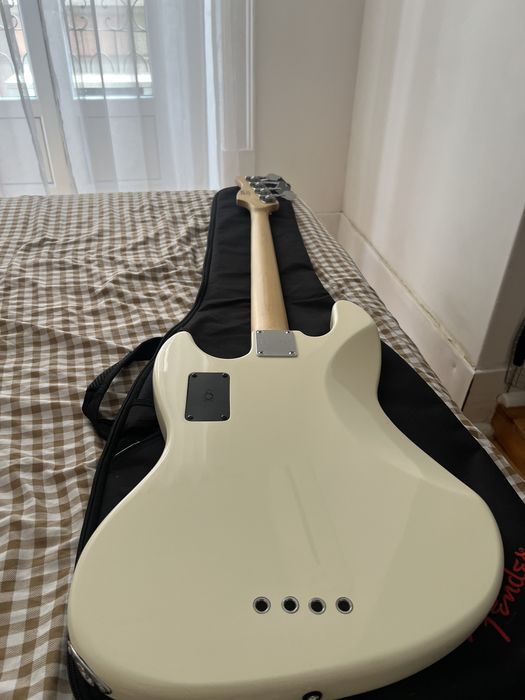Baixo Marcus Miller Sire V3